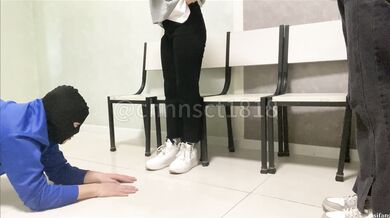 3素人女生2025年10月最新【重磅】VIP精选【与精神小妹的那些年】足交踩脸调教，好几个妹子一起，吃嫩妹的大便，享受特殊的待遇！